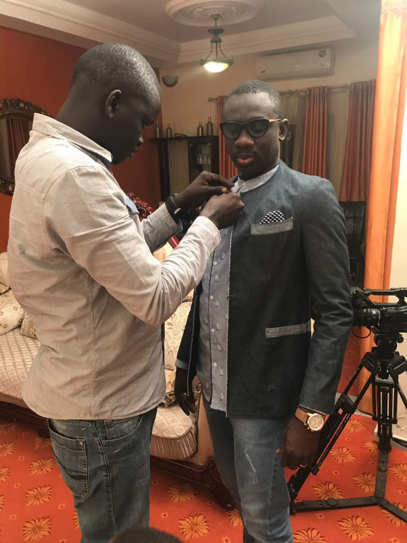 Pape Diouf en mode tournage avec la nouvelle télévision TV7. Bientôt des surprises.