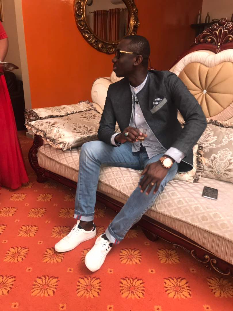 Pape Diouf en mode tournage avec la nouvelle télévision TV7. Bientôt des surprises.