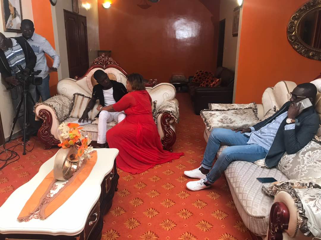 Pape Diouf en mode tournage avec la nouvelle télévision TV7. Bientôt des surprises.