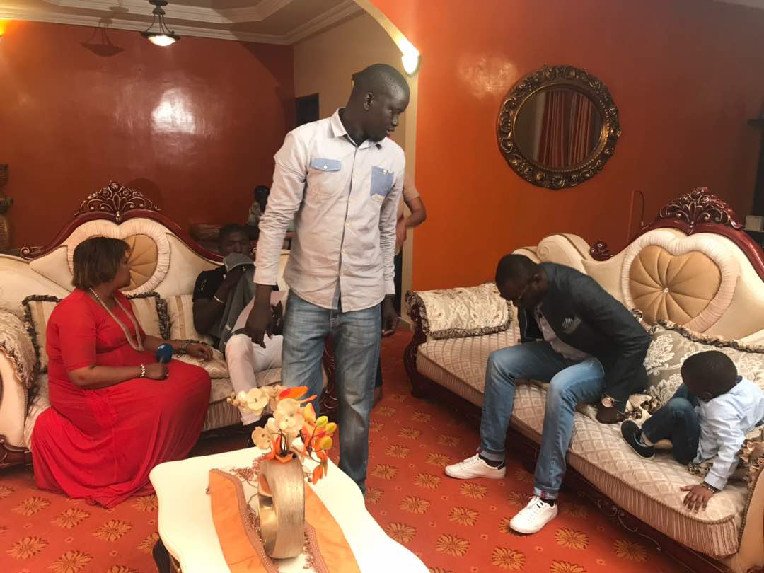 Pape Diouf en mode tournage avec la nouvelle télévision TV7. Bientôt des surprises.