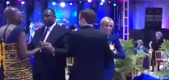 Après la Signature des contrats, Macky et Macron s’éclatent au son de Baba Maal , Regardez!