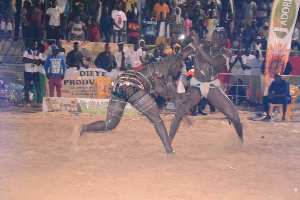 Combat de lutte Laye Gothe vs Mbaye Goy gui en images au stades.