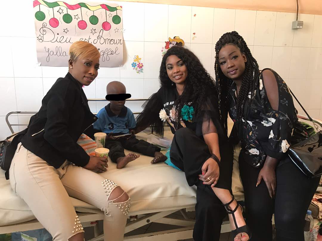 Le trio du Groupe Safari chez les enfants de l'hôpital le Dantec.