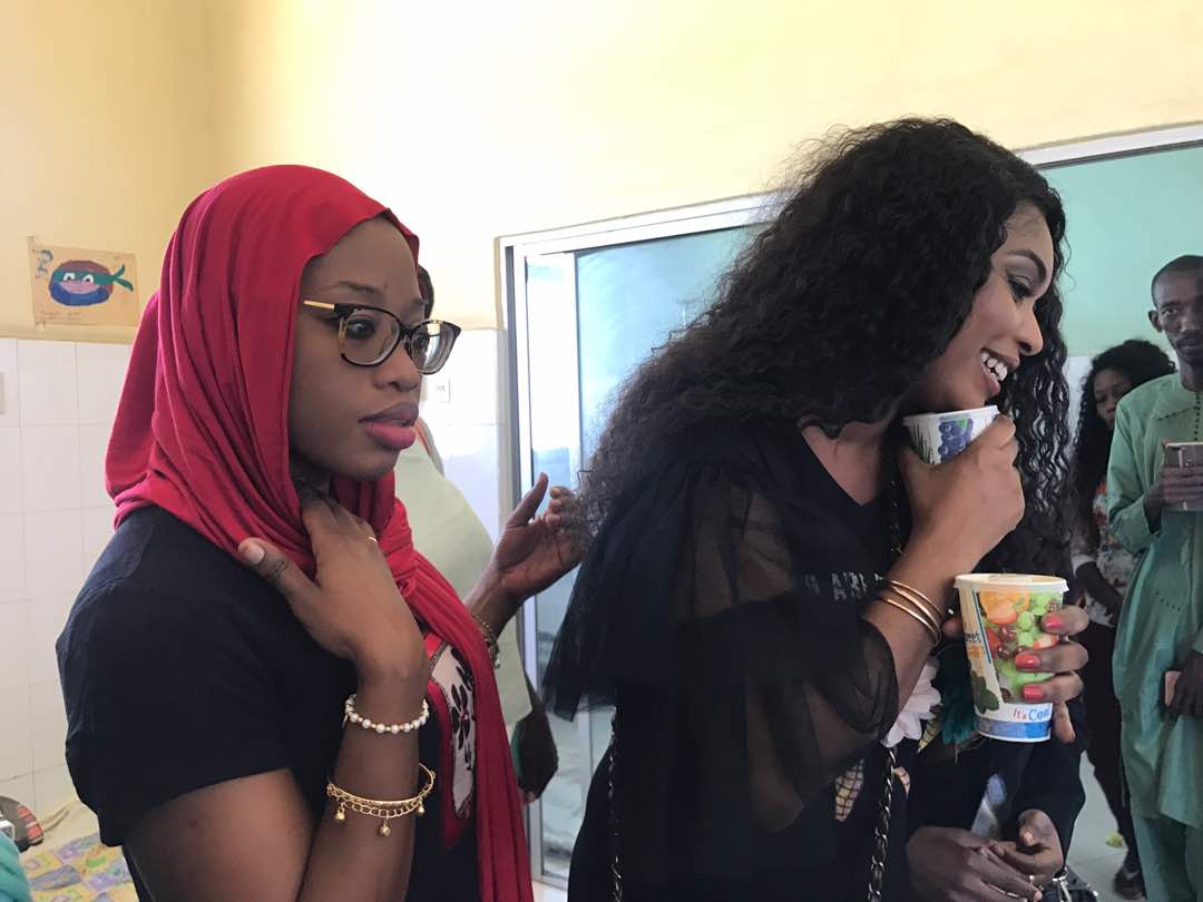 Le trio du Groupe Safari chez les enfants de l'hôpital le Dantec.