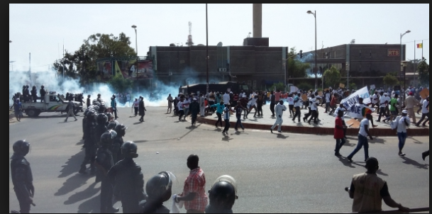 le rassemblement de l'opposition devant le ministère de l'Intérieur dispersé par des lacrymogènes au rond point Sandaga.