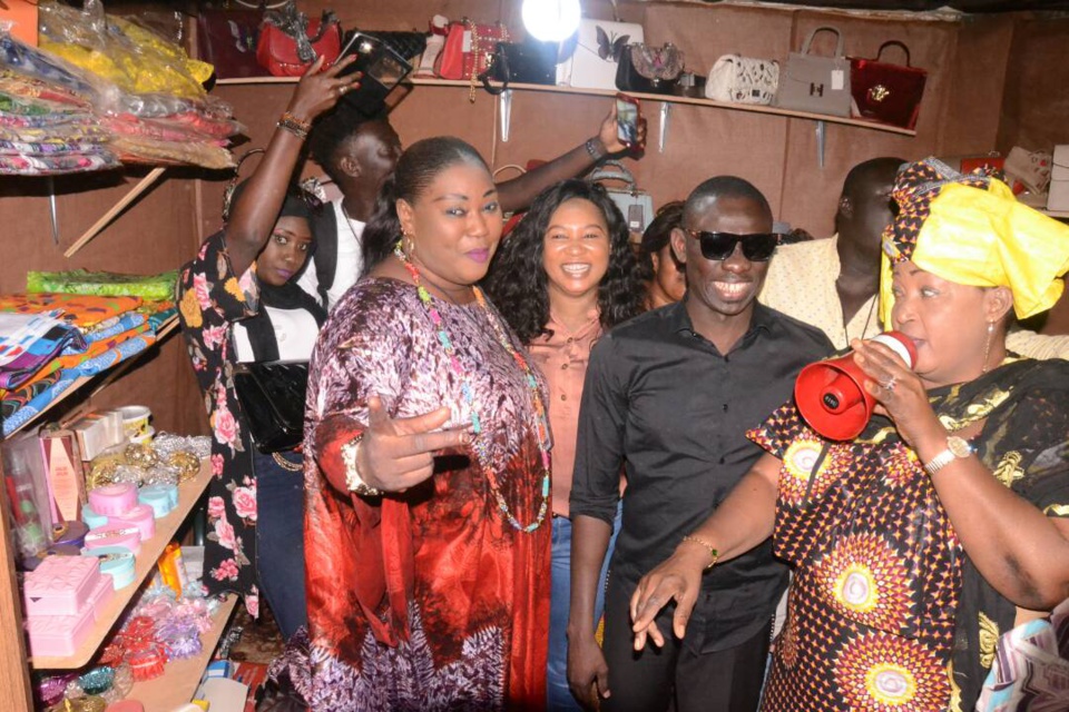 Accueil triomphal du double disque d'or, Pape Diouf chez les Gambiens. REVIVEZ LES IMAGES.