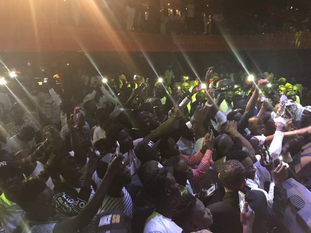En images: Pape Diouf ferme les portes à SAO PAULO, un "grand bégué" explosif chez les Brésiliens.