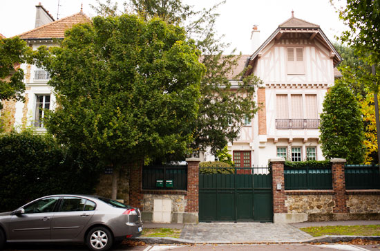 VERSAILLES BIENVENUE CHEZ WADE: REPORTAGE Ses trois maisons, Ses voisins, Ses habitudes…
