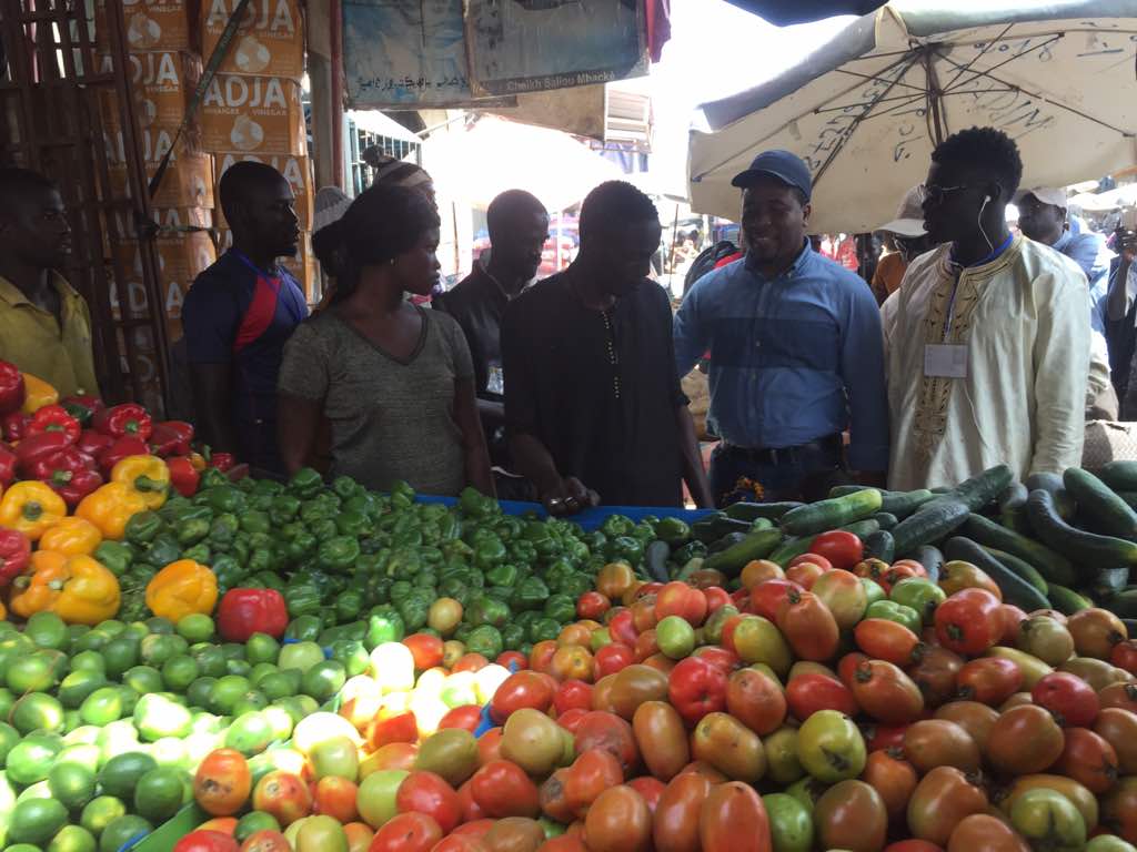 Thiaroye : Le maire refuse la salle polyvalente à Gueum sa Bopp, les commerçants du marché Thiaroye se mobilisent et acceuillent le Président Bougane Gueye à travers des visites de proximité.. Bravo Gueum Sa Bopp marché Thiaroye...