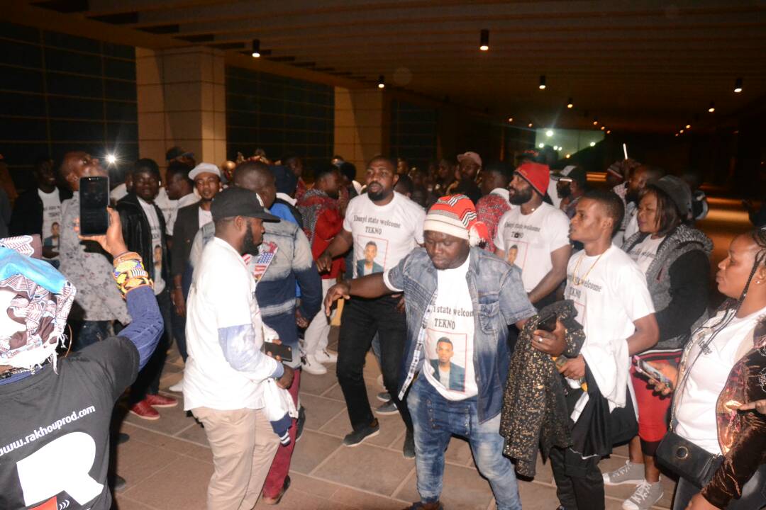 Les images de l'arrivée du Nigerian Tenko à l'AIBD pour son concert du 14 avril au monument de la renaissance avec RAKHOU PROD.