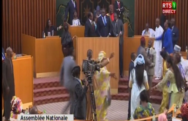 Chaude confrontation à l’Assemblée Nationale : Bagarre entre députés…
