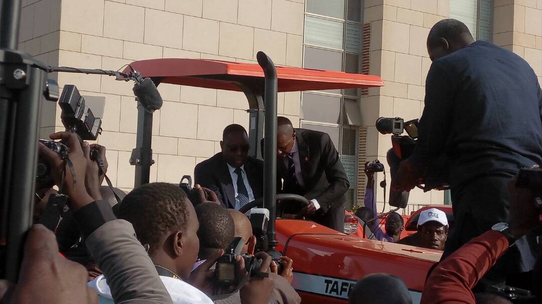 SENEGAL EMMERGENT: TSE CHEIKH AMAR LIVRE UN IMPORTANT LOT DE MATERIEL AGRICOLE AU PRESIDENT MACKY SALL CE LUNDI 23 AVRIL AU GRAND THEATRE.