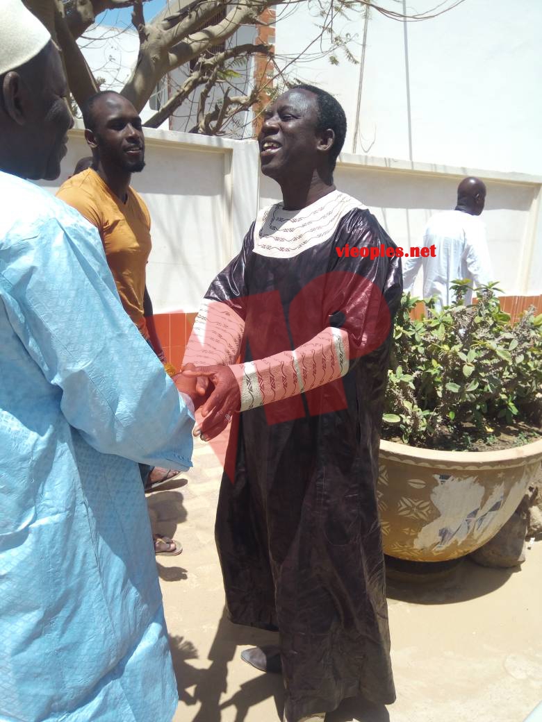 Papa Thione Ballago Seck en mode super ndanane à la priére du vendredi à Ouest Foire.