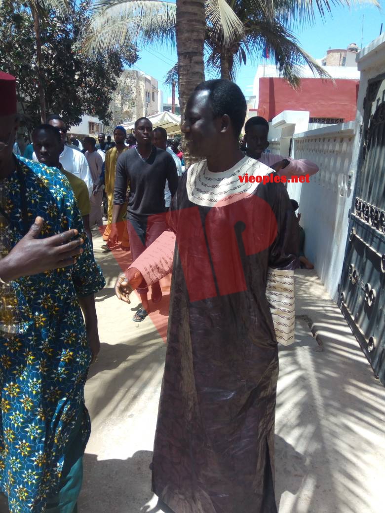 Papa Thione Ballago Seck en mode super ndanane à la priére du vendredi à Ouest Foire.