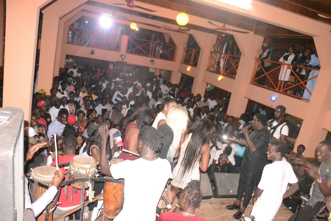 En images; Baba Mbengue explose le Ravin Night Club.