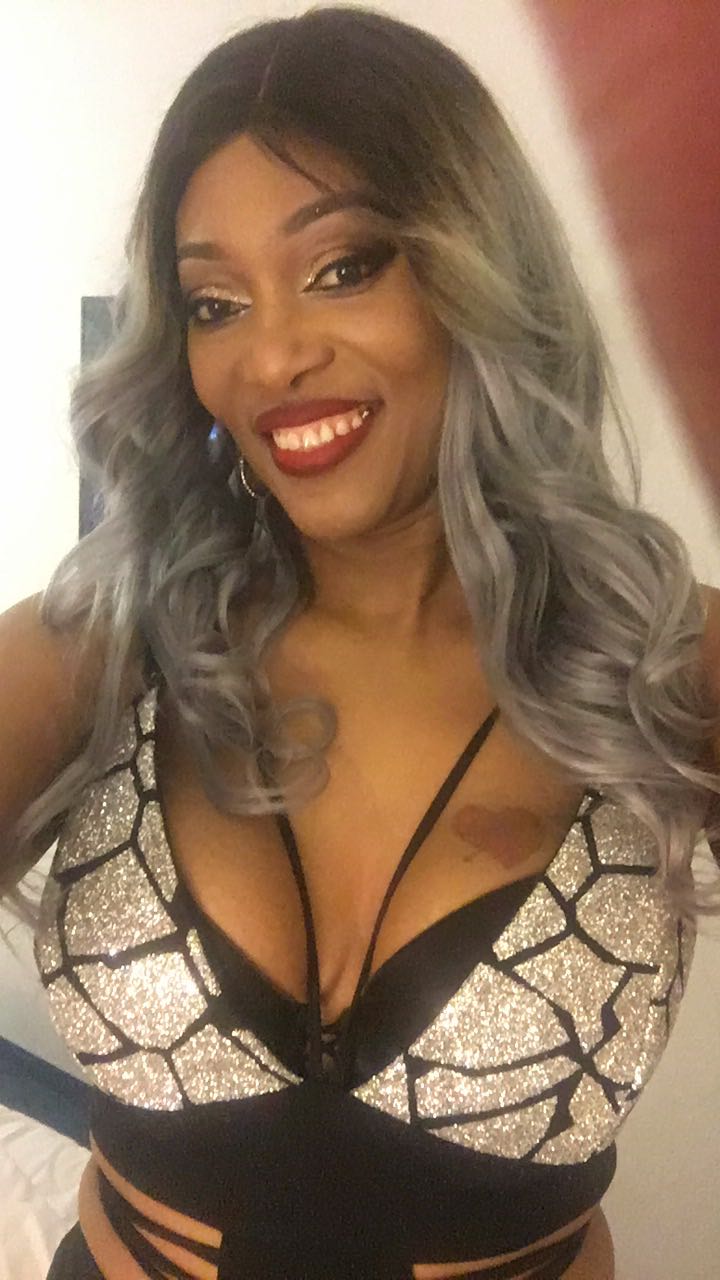 ZOOM sur Fatou Fall Ballago une bombe fatale avec sa potrine au devant au Dock Pullman de Waly Seck à Paris