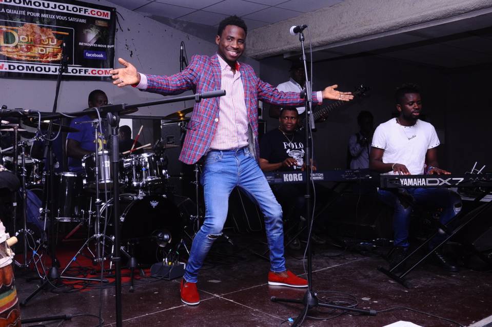 Bordeaux: Le nouveau chouchou de la musique Sénégalaise Sidy Diop chante, danse avec ses fans