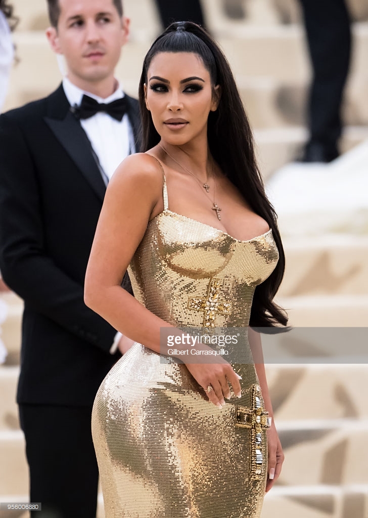 Kim Kardashian s’affiche avec une robe tout en or pour le…