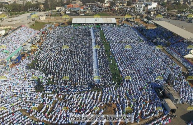 Vue aérienne sur l’affluence extraordinaire à la Hadaratoul Jumaah au stade Amadou Barry