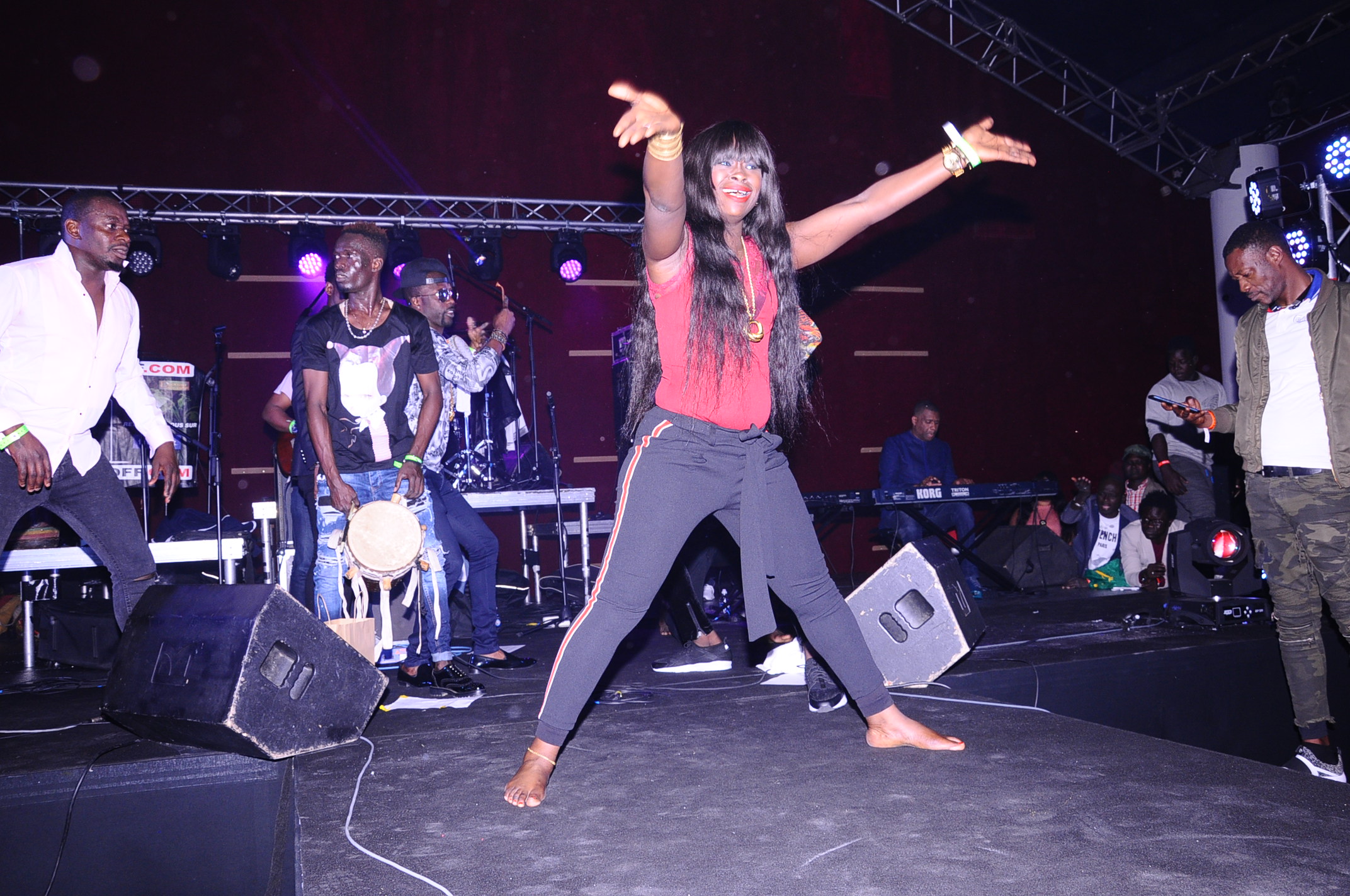 Les images de la soiree de cloture de la tournée Européenne de Sidy Diop au Dock Haussman;