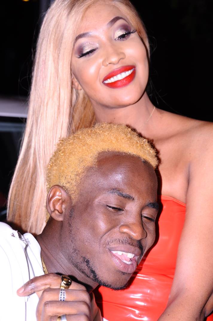 Sidy Diop new look avec son "CHOU BABY" à Paris.