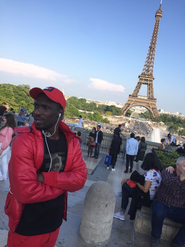 Le chanteur Demba Guissé en mode "DAAK KOOR" au Tour Effeil de Paris.