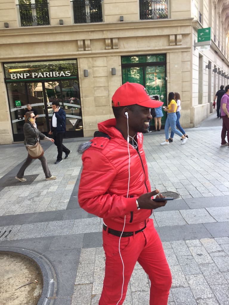 Le chanteur Demba Guissé en mode "DAAK KOOR" au Tour Effeil de Paris.