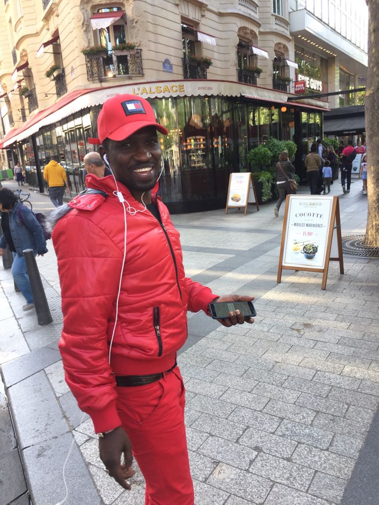 Le chanteur Demba Guissé en mode "DAAK KOOR" au Tour Effeil de Paris.