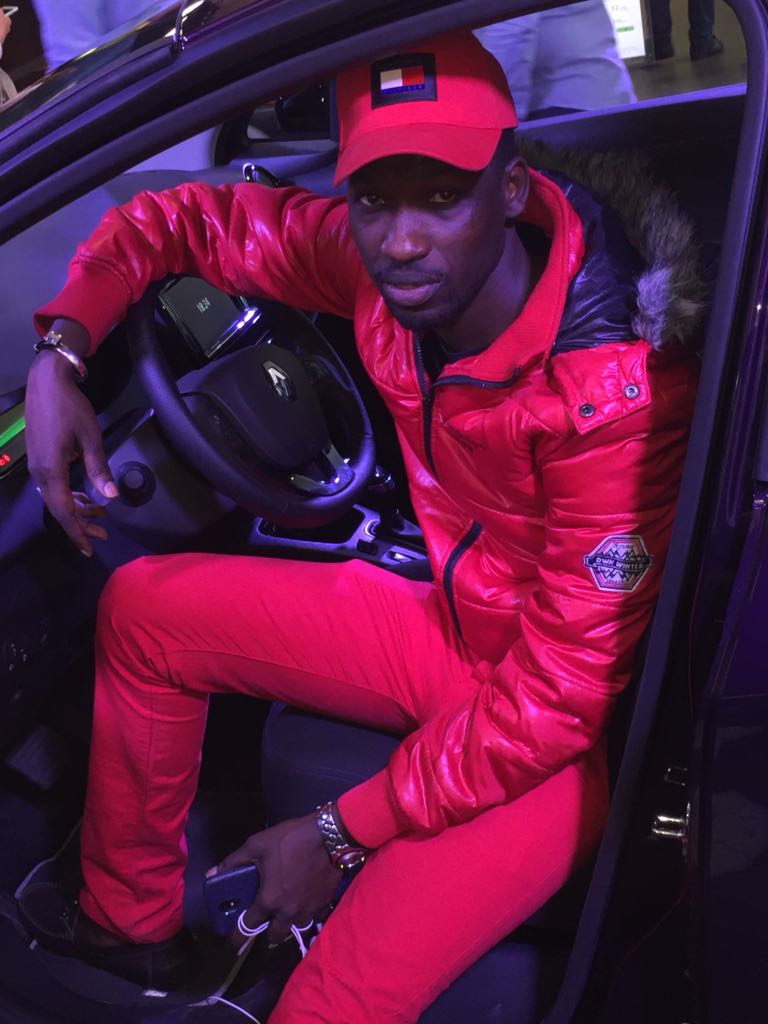 Le chanteur Demba Guissé en mode "DAAK KOOR" au Tour Effeil de Paris.