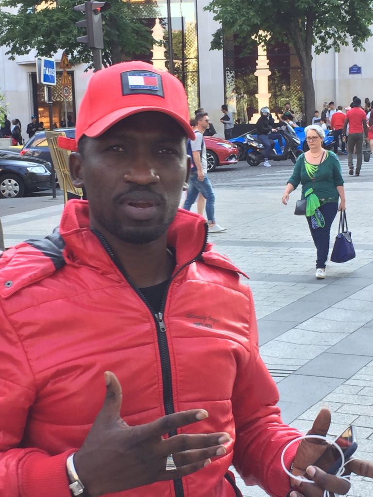 Le chanteur Demba Guissé en mode "DAAK KOOR" au Tour Effeil de Paris.