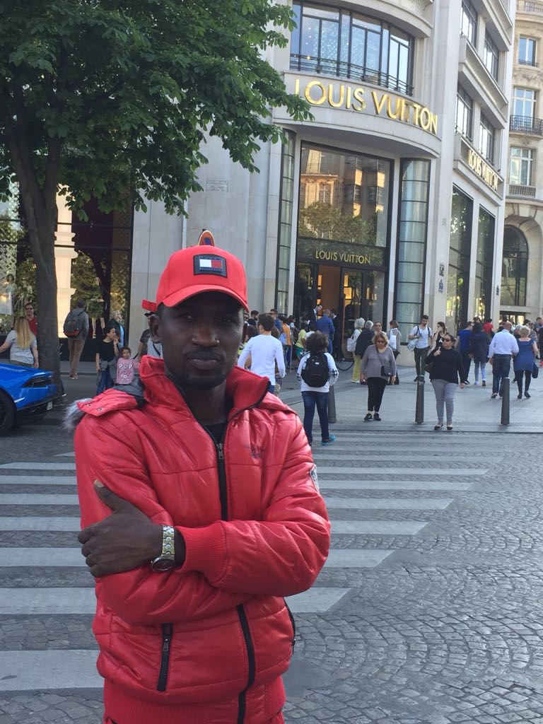 Le chanteur Demba Guissé en mode "DAAK KOOR" au Tour Effeil de Paris.