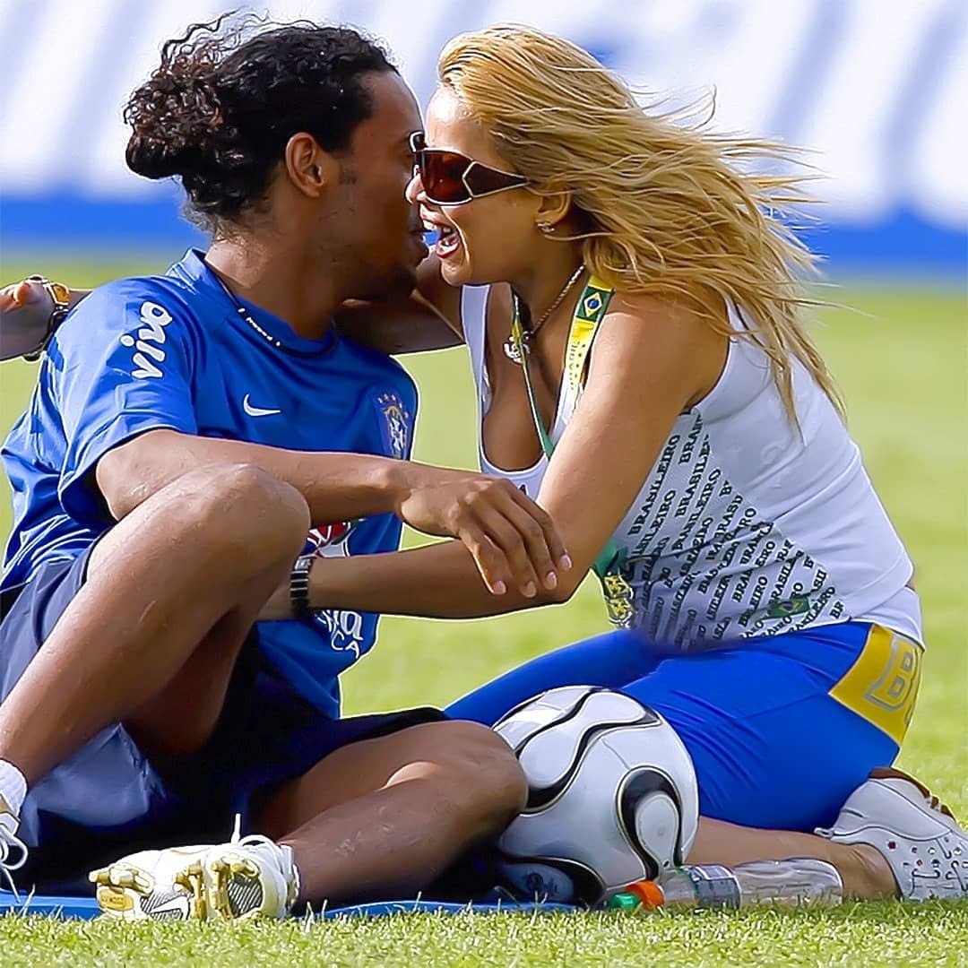 Ronaldinho va se marier avec deux femmes, le Brésil interdit la ….