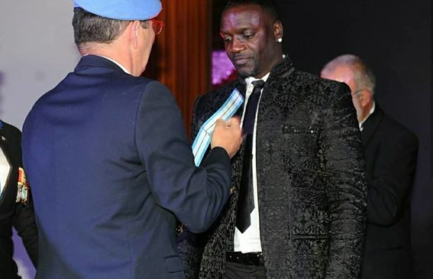 Akon décoré de la distinction de commandeur pour médaille commémorative …