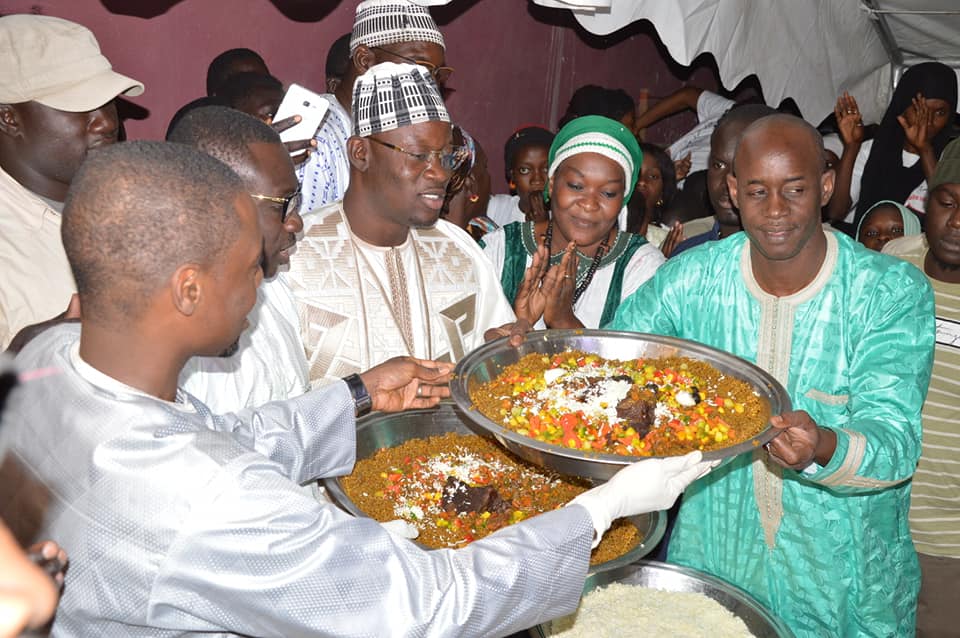 En ce mois de ramadan, le chanteur Pape Diouf accompagné du DG Adjoint de GFM Birane Ndour ont distribué un somptueux "NDOGOU" aux populations de la Banlieue.