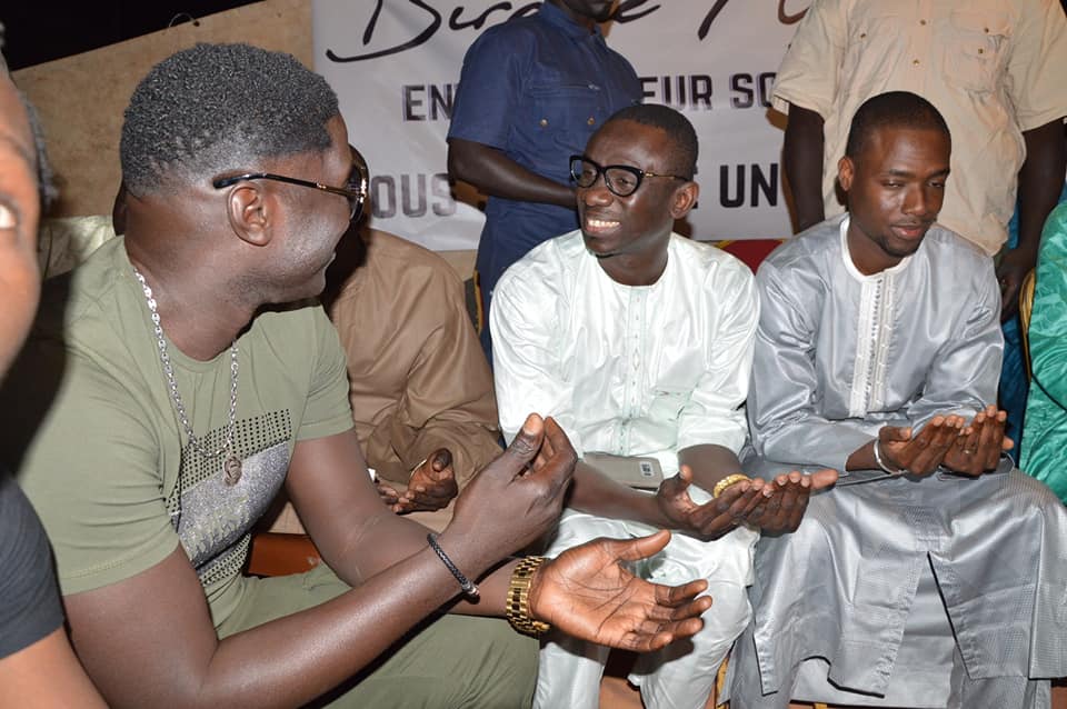 En ce mois de ramadan, le chanteur Pape Diouf accompagné du DG Adjoint de GFM Birane Ndour ont distribué un somptueux "NDOGOU" aux populations de la Banlieue.