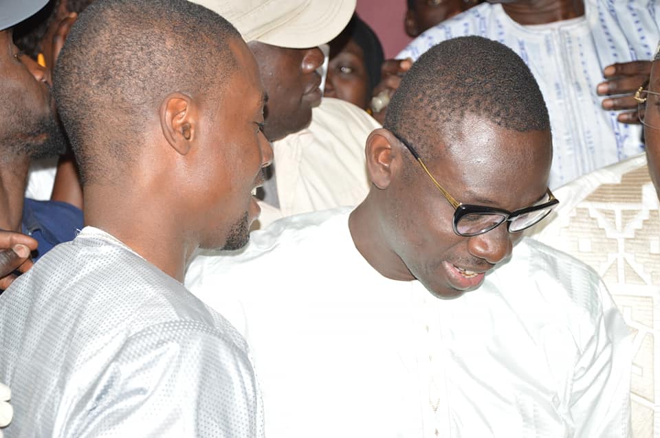 En ce mois de ramadan, le chanteur Pape Diouf accompagné du DG Adjoint de GFM Birane Ndour ont distribué un somptueux "NDOGOU" aux populations de la Banlieue.