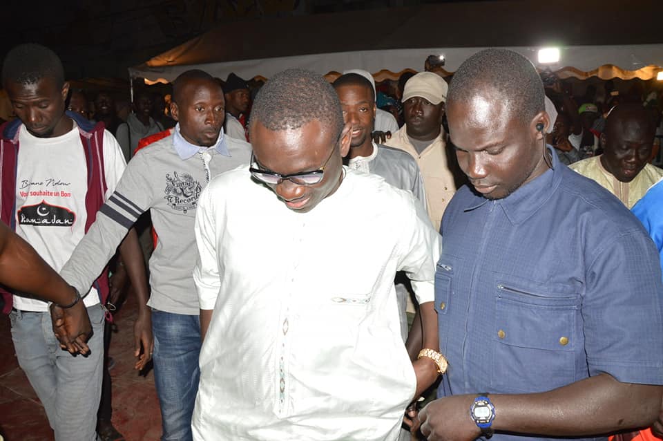 En ce mois de ramadan, le chanteur Pape Diouf accompagné du DG Adjoint de GFM Birane Ndour ont distribué un somptueux "NDOGOU" aux populations de la Banlieue.