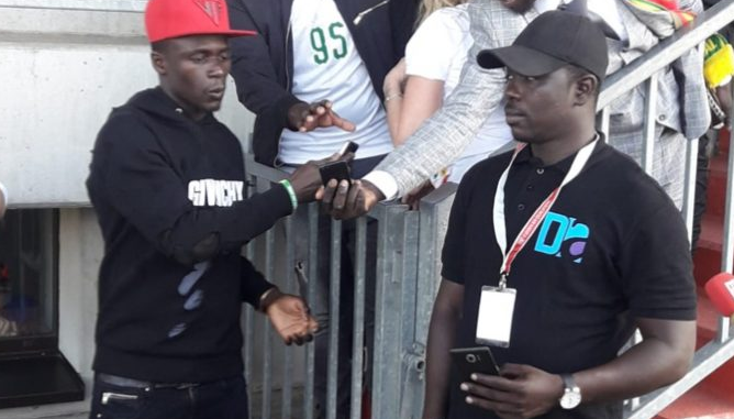 Séllé Mbaye le photographe attitré du site Dakaractu en compagnie de la star de Sadio Mané