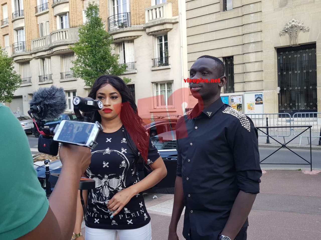 Pape Diouf en mode tournage avec Senepeople à Paris à découvrir bientot.