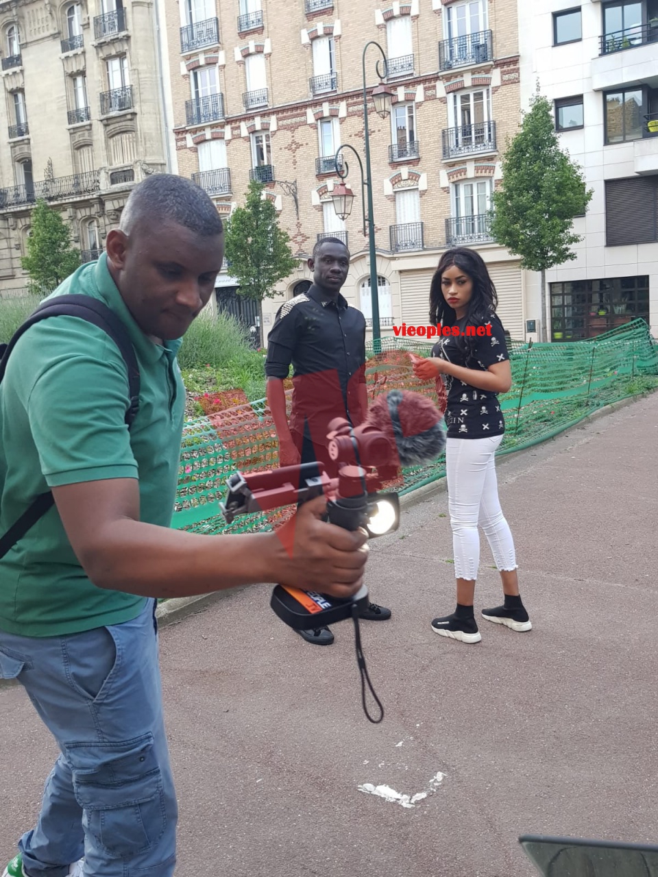 Pape Diouf en mode tournage avec Senepeople à Paris à découvrir bientot.