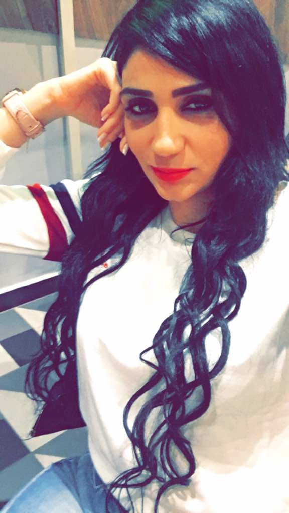 Classe et élégante dans sa silhouette, LINA KREAIME de la RTS1 étale sa prestance au bureau;