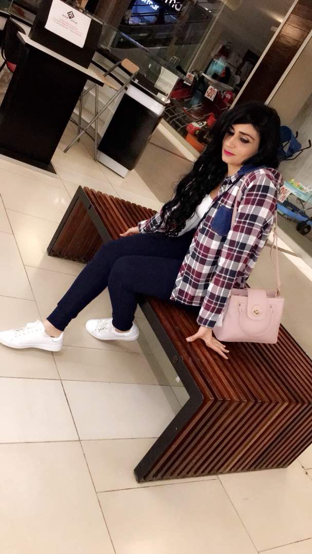 Classe et élégante dans sa silhouette, LINA KREAIME de la RTS1 étale sa prestance au bureau;