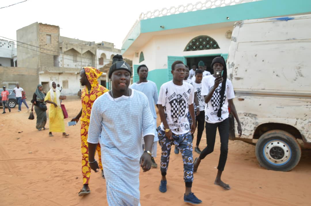 Mois de ramadan le chanteur Baba Mbengue a distribué des "Ndogous" avec ses fans dans les rues de la banlieue;