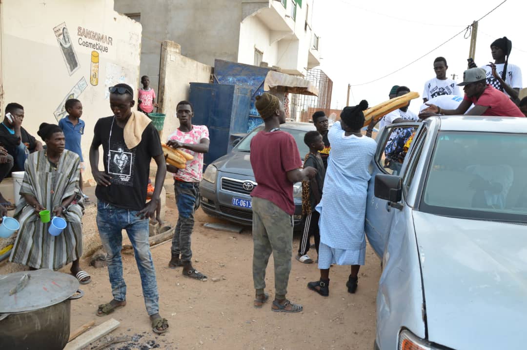 Mois de ramadan le chanteur Baba Mbengue a distribué des "Ndogous" avec ses fans dans les rues de la banlieue;
