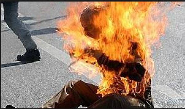 Urgent: Un homme aspergé d’essence et brûlé vif…