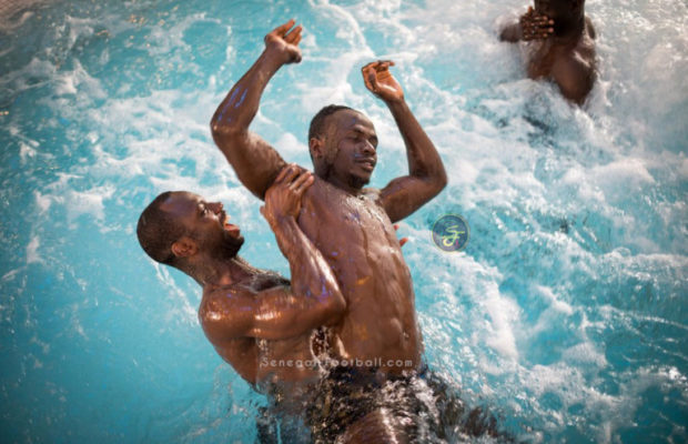 Séance de récupération en piscine avec Sadio Mané