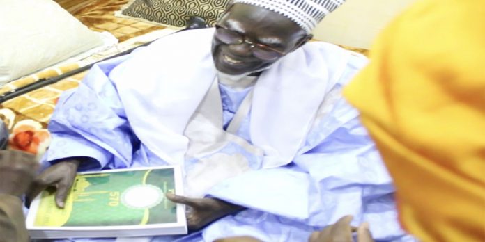 Touba, le livre « Le sauveur » recueil de 570 poèmes dédiés au Prophète (PSL) présenté au Khalife Touba, le livre « Le sauveur » recueil de 570 poèmes dédiés au Prophète (PSL) présenté au Khalife