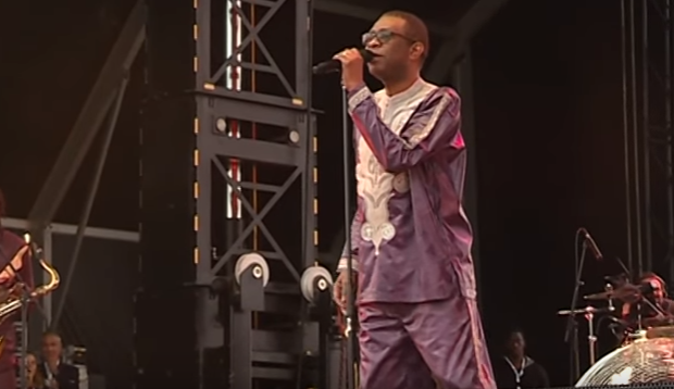Vidéo – Concert de la paix : Youssou Ndour réunit 8200 spectateurs sur une plage …