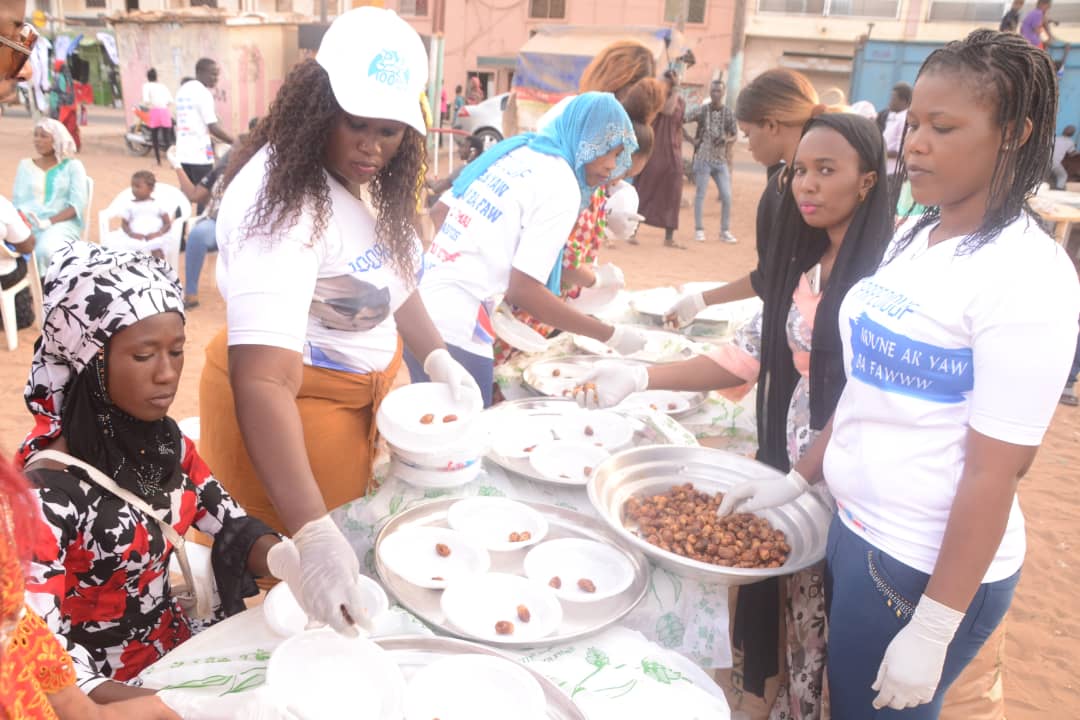 RAMADAN 2018:Le fans club 100% Pape Diouf a distribué des "NDOGOUS" à la population des Parcelles assainies