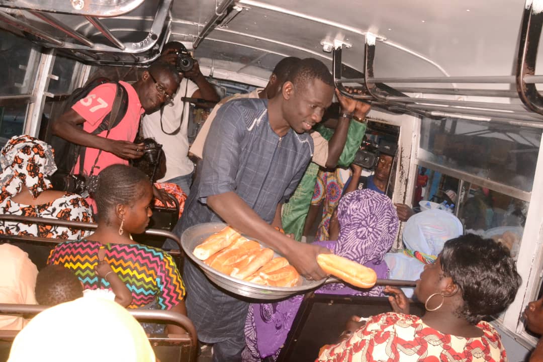 RAMADAN 2018:Le fans club 100% Pape Diouf a distribué des "NDOGOUS" à la population des Parcelles assainies